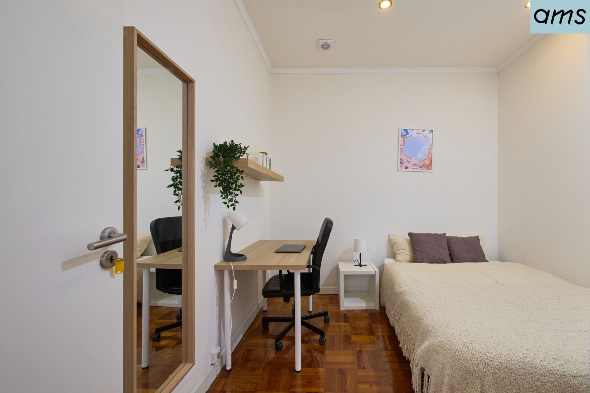 A double bedroom with a desk in an AMS house in Lisbon
