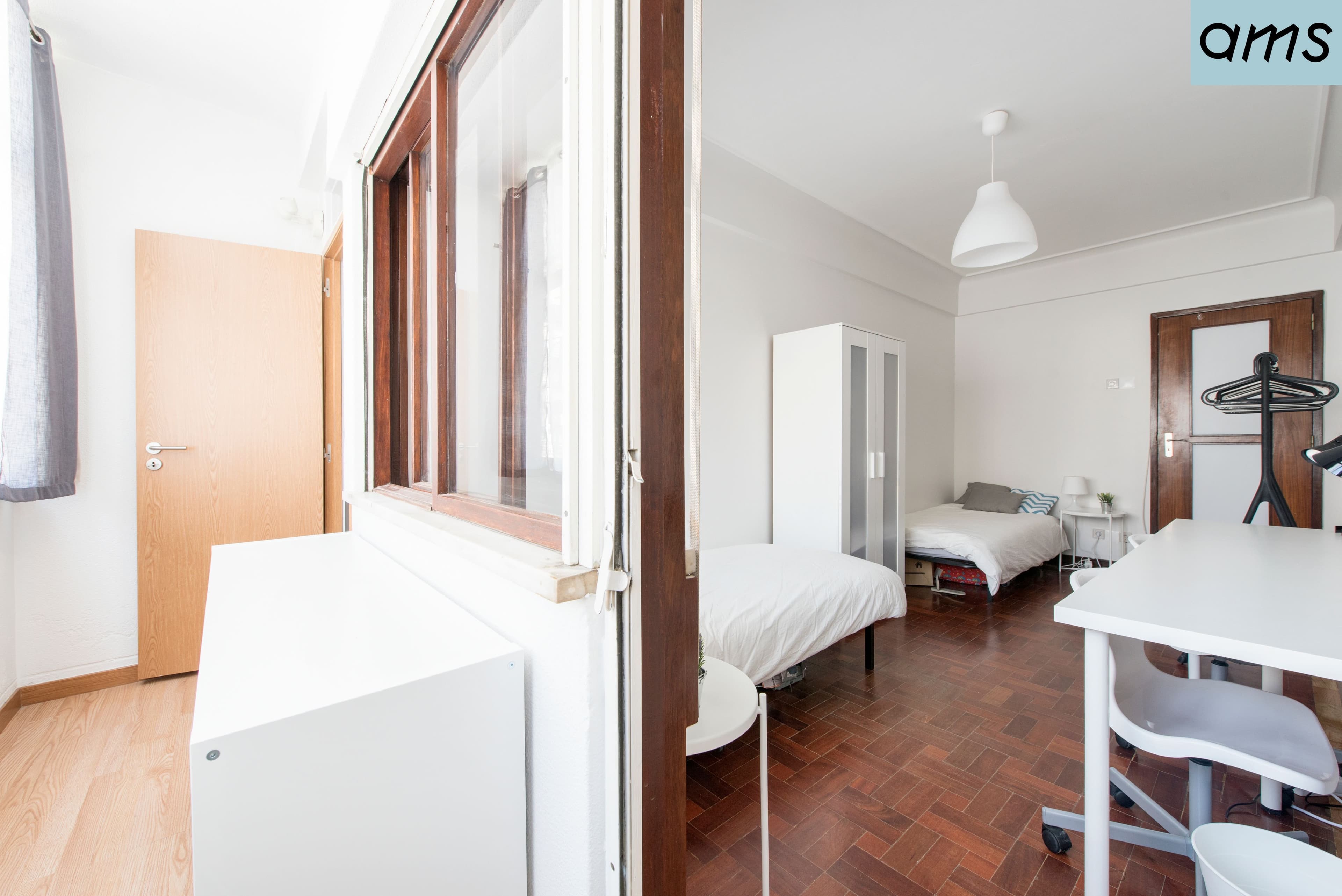 A twin room with two separate beds in an AMS house in Saldanha, Lisbon