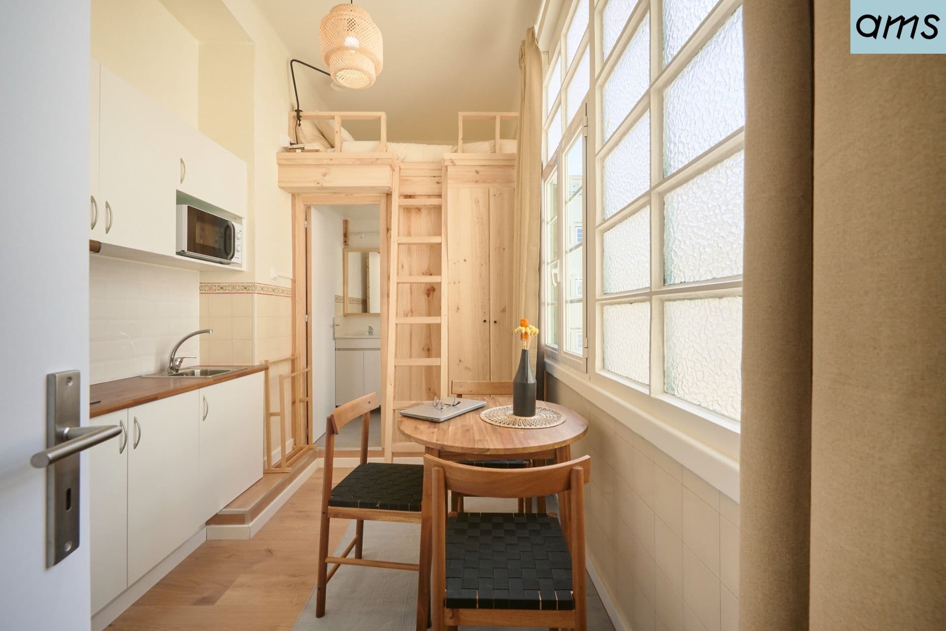 An AMS studio with its own kitchenette and bathroom in Lisbon